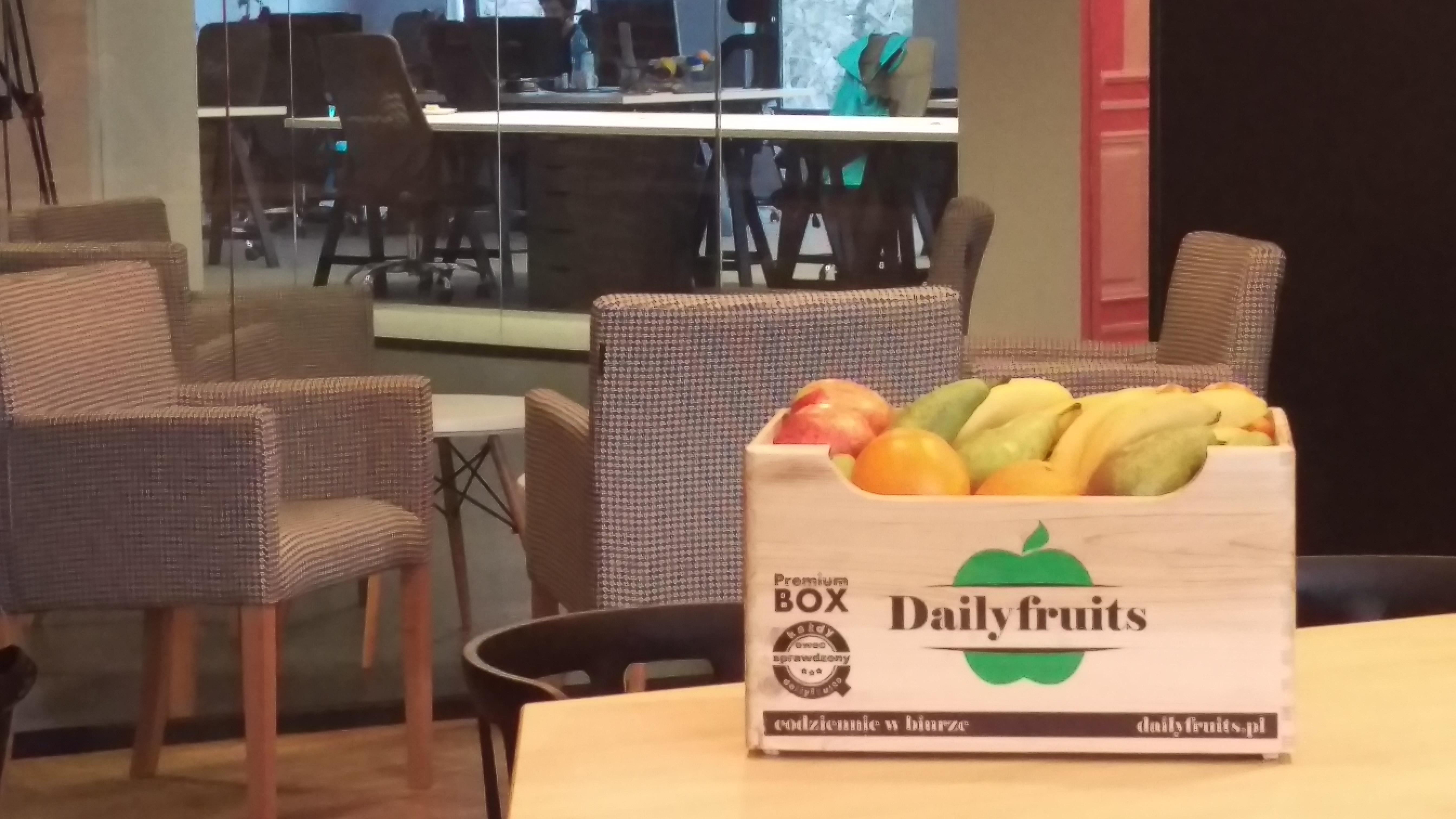 Skrzynka świeżych owoców leżąca w biurze