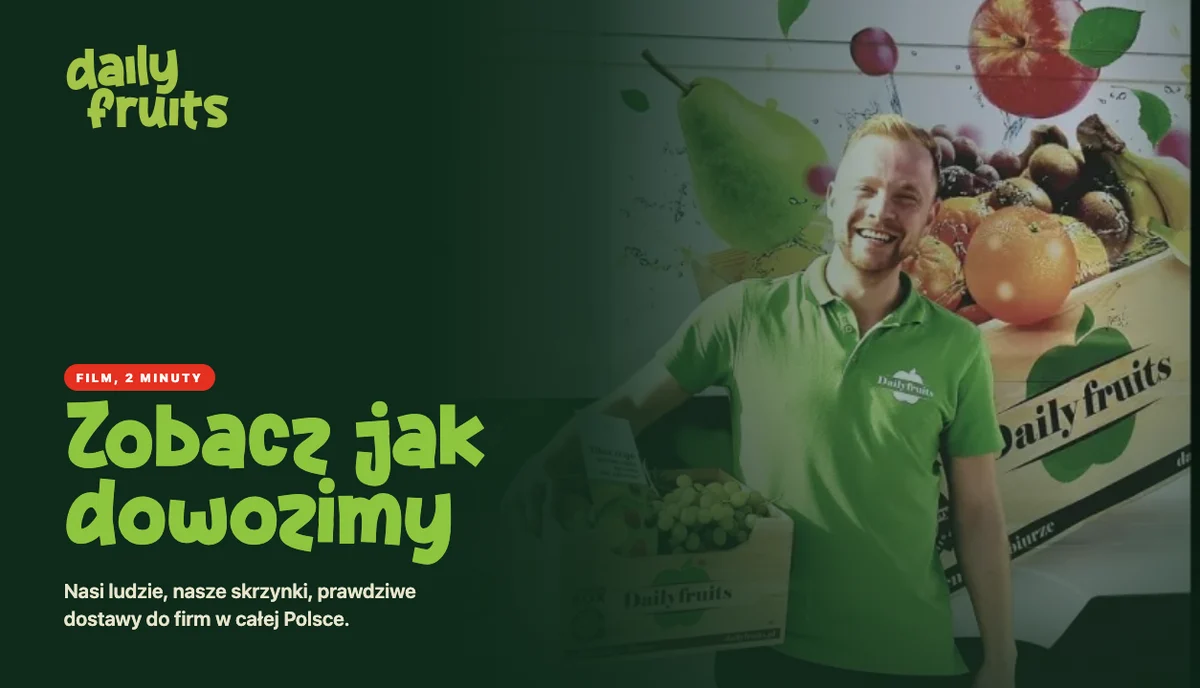 Kadr z filmu: pracownik DailyFruits ze skrzynka owocow